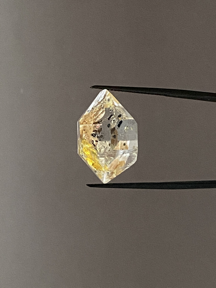Petroleum rock crystal with moving gas bubbles