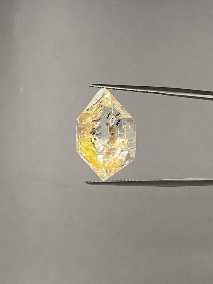 Petroleum rock crystal with moving gas bubbles