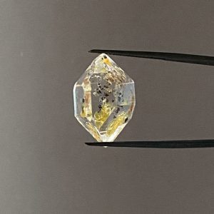 Petroleum rock crystal with moving gas bubbles