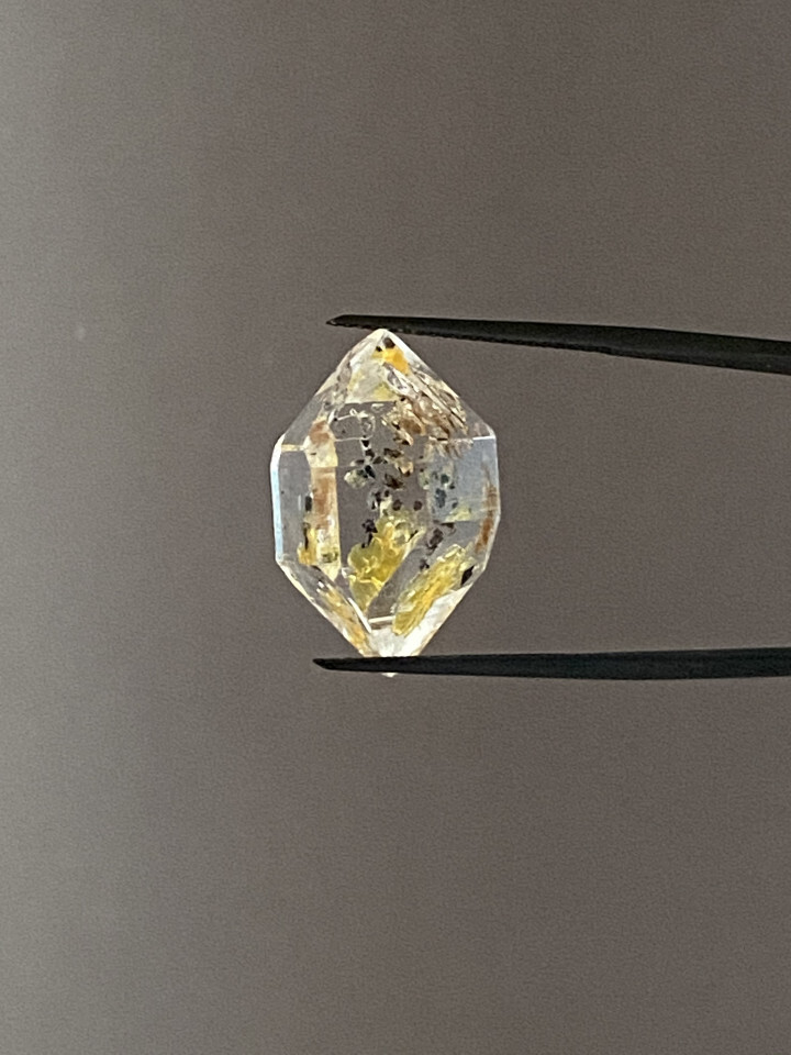 Petroleum rock crystal with moving gas bubbles