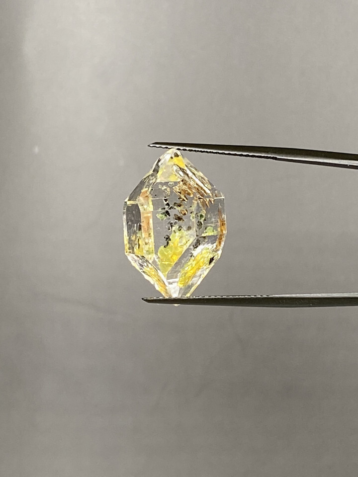 Petroleum rock crystal with moving gas bubbles