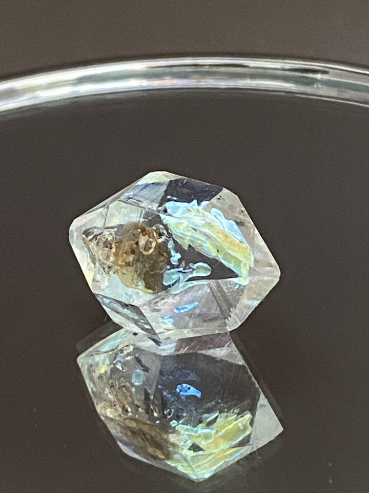 Petroleum rock crystal with moving gas bubbles
