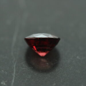 Oranjeachtig rode spinel