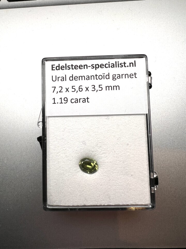 Demantoïd garnet