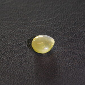 Natural light yellow cat's eye chrysoberyl