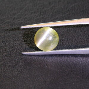 Natural light yellow cat's eye chrysoberyl