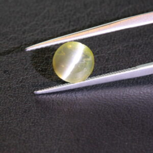Natural light yellow cat's eye chrysoberyl