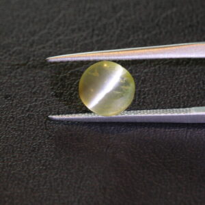 Natural light yellow cat's eye chrysoberyl