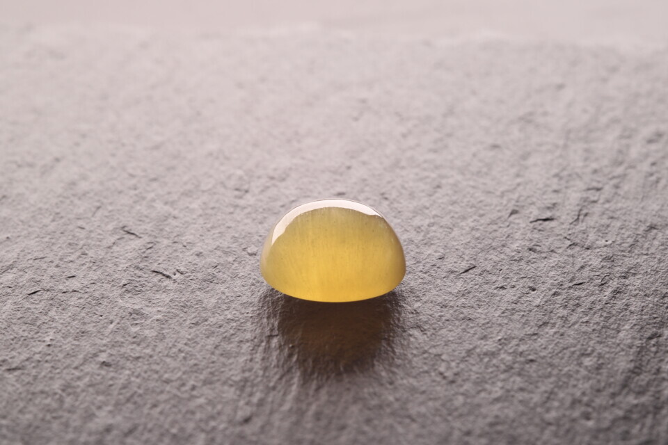 Cat's eye yellow beryl