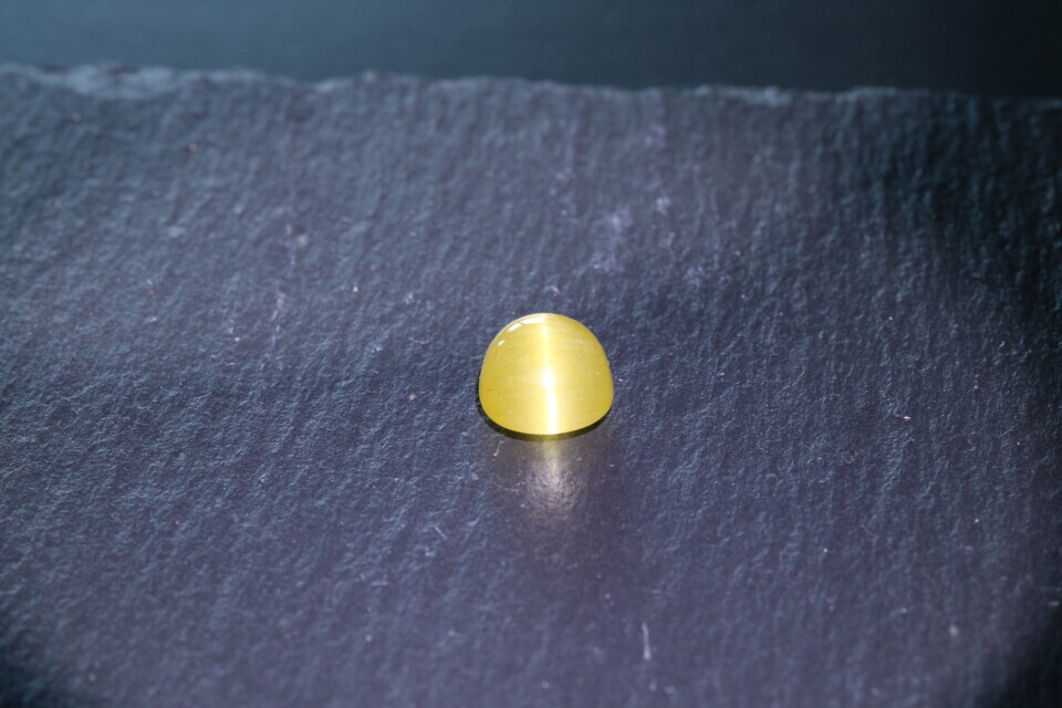 Cat's eye yellow beryl