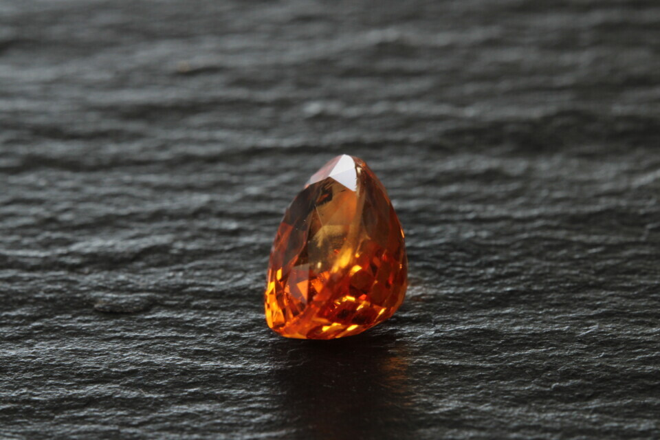 Oval mandarin garnet
