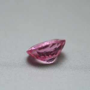 Ronde roze spinel