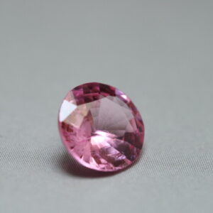 Ronde roze spinel