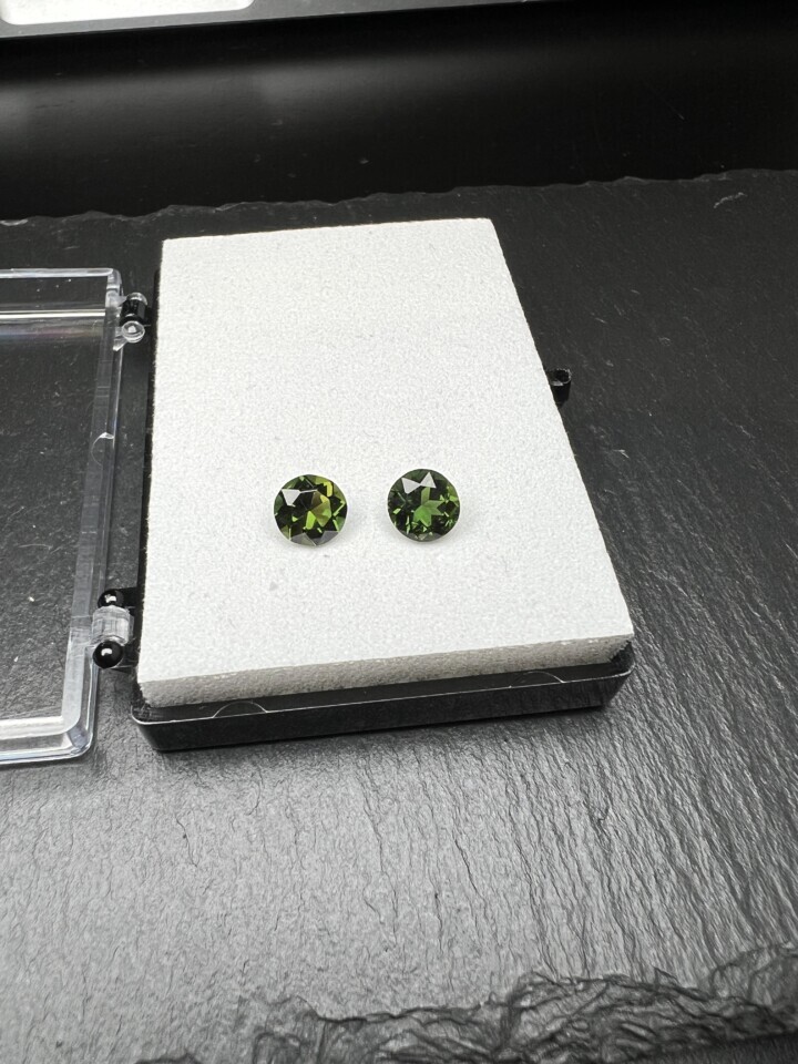 Round chrome tourmaline set