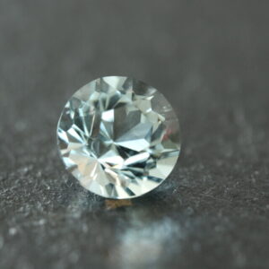 Round brilliant-cut aquamarine Sixfold brilliant